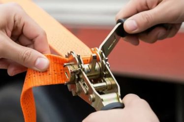Como usar catraca de amarrar carga com segurança: passo a passo completo